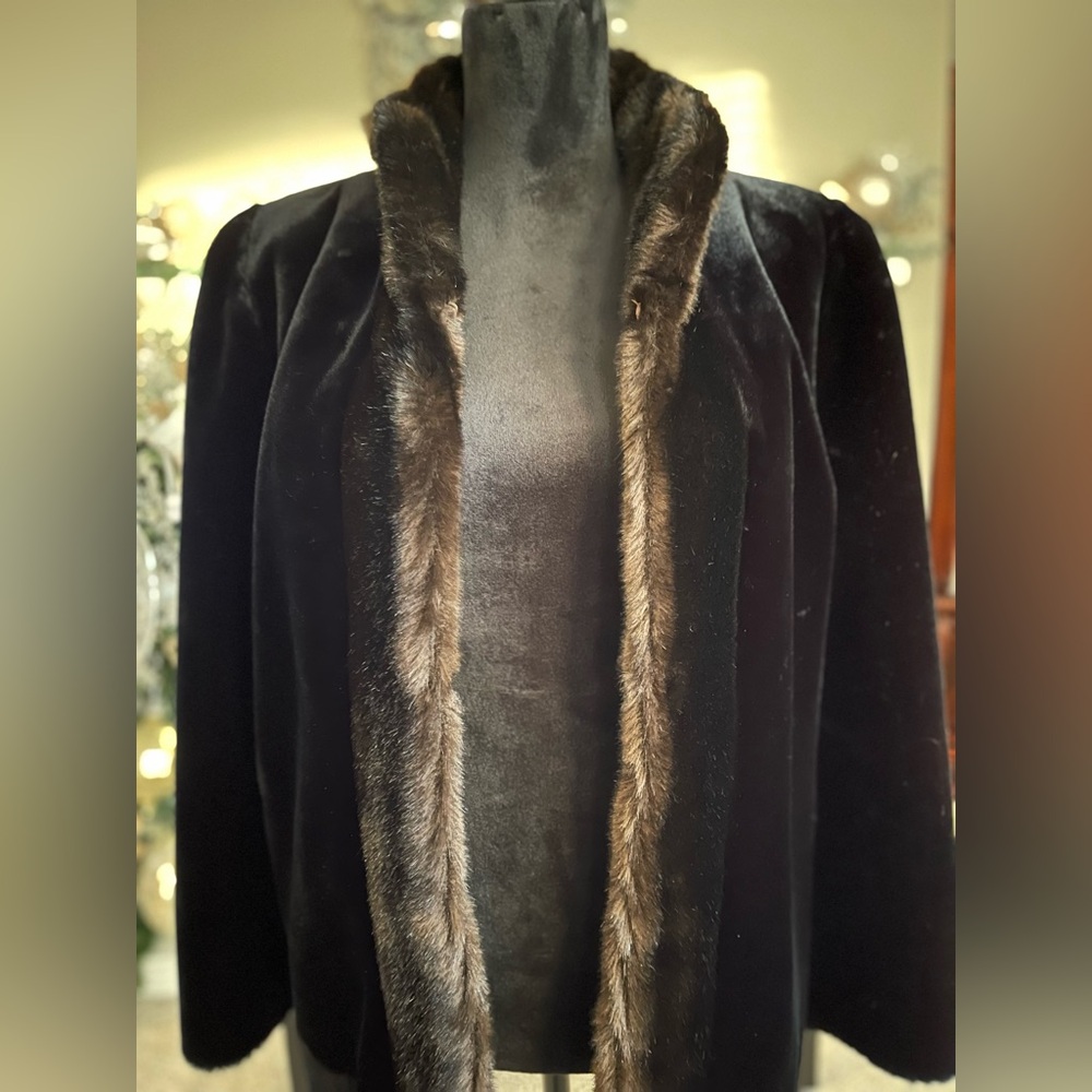 Beautiful Black Faux Fur Coat Excellent Used Condition 
🖤🖤